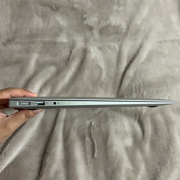 Apple MacBook Air 2017 - Picture 4 of 17